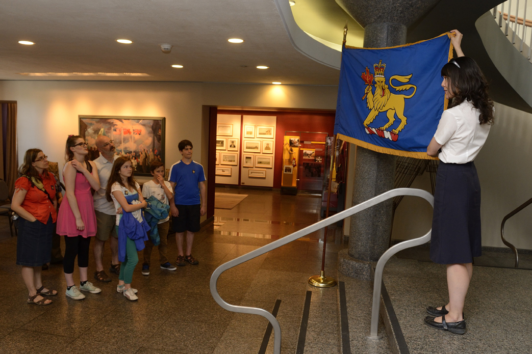 Visiteurs en compagnie d’une guide dans le hall de l’entrée principale © OSGG-BSGG 2014