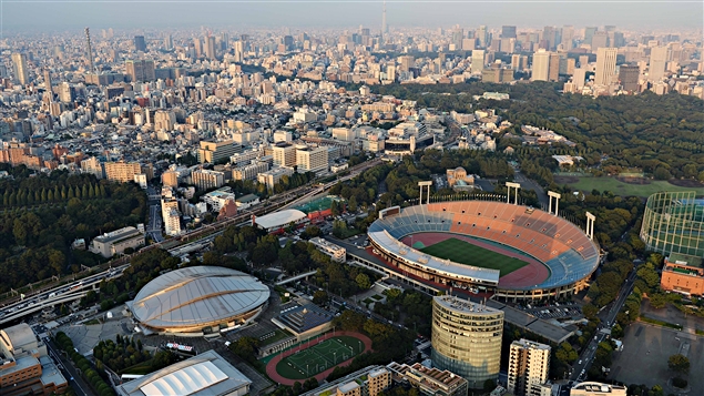 La ville de Tokyo et le stade olympique où auront lieu les cérémonies d'ouveture et de fermeture