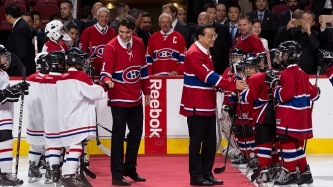 Prime Minister Justin Trudeau and Premier Li Keqiang attend an event with representatives of the Montréal Canadiens at the Bell Centre