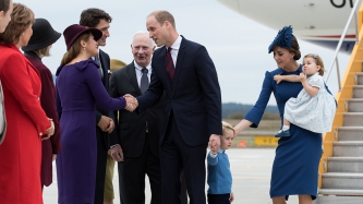 Prime Minister Trudeau and Mrs. Grégoire Trudeau greet Their Royal Highnesses, the Duke and Duchess of Cambridge, in Victoria, British Columbia