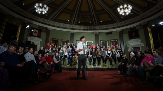 Le premier ministre Justin Trudeau participe à une discussion publique tenue à Kingston, en Ontario