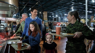 Le premier ministre Justin Trudeau rencontre des membres des Forces canadiennes et leur famille à la BFC de Trenton
