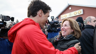 Le premier ministre Justin Trudeau visite le restaurant Rhino’s Roadhouse à Bewdley, en Ontario
