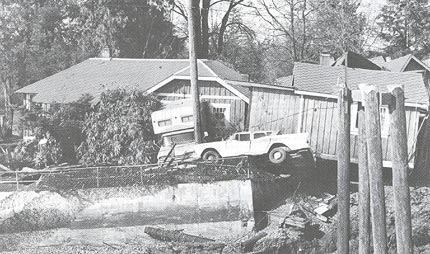 Fig. 7. Damage to property in Port Alberni 
caused by the tsunami of Alaska in 1964.<br />
(Photo of "Oceanography of the British Columbia coast" 
Richard E. Thomson, DFO, Ottawa, 1984)
