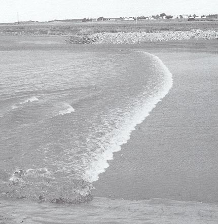 Fig. 3. Tidal Bore on the Salmon River, near Truro, Nova Scotia.<br />
(Photo by F.G. Barber, Ocean Science and Surveys, DFO, 1982)