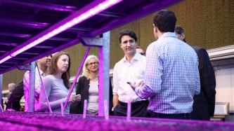 Le premier ministre Justin Trudeau visite les Fermes Lufa à Montréal
