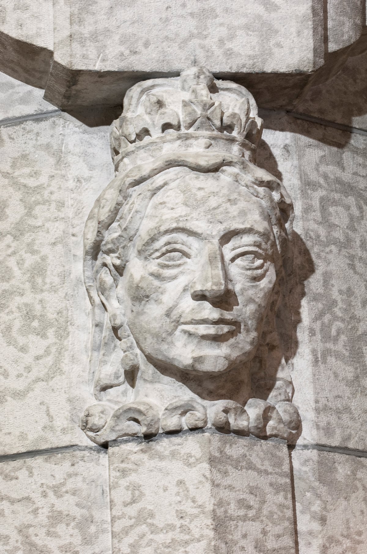 Cette sculpture de calcaire de la reine Victoria orne une corniche sur l’une des colonnes qui bordent l’entrée de l’antichambre du Sénat.
