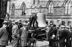 On décharge les cloches sur la Colline du Parlement, 1927.