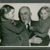 Agent d'immigration Harry Wade avec des enfants. Photo de Ethelbert Gordon Locke 'Bert' Wetmore.