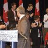 Le premier ministre Stephen Harper donnant la parole à Ruth Goldbloom lors de l'annonce de la création du musée national par le gouvernement du Canada (25 juin 2009)