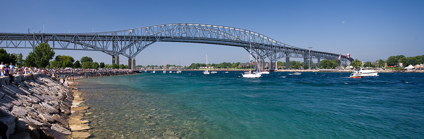 Le pont Blue Water enjambe la rivière St. Clair entre Point Edward en Ontario et Port Huron au Michigan