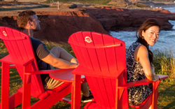 Un couple profite des chaises rouges en été