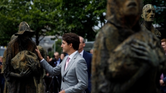 Le premier ministre Justin Trudeau visite le monument à la mémoire des victimes de la Famine à Dublin, en Irlande
