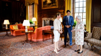 Sa Majesté la reine rencontre le premier ministre Justin Trudeau et Sophie Grégoire Trudeau au Palais de Holyrood, à Édimbourg