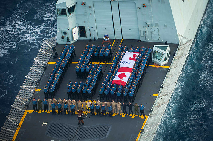 Des membres d'équipage du NCSM WINNIPEG qui participent actuellement à l'exercice POSEIDON CUTLASS sont en formation sur le pont d'envol de façon à former le nombre 150 à l'occasion des célébrations du 150e anniversaire du Canada, le 11 mai 2017. Photo : Cpl Carbe Orellana, Services d'imagerie des FMAR(P) ET2017-4048-07