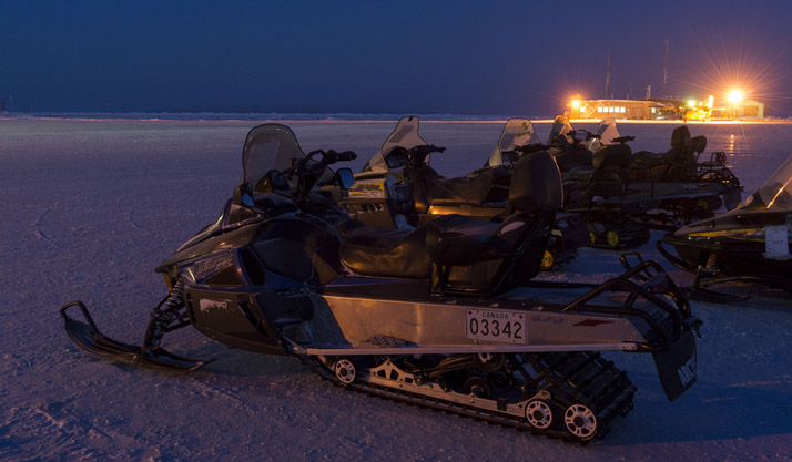 Des motoneiges sont prêtes à être utilisées par les membres de la Force opérationnelle NUNALIVUT dans le cadre d’opérations de surveillance et de contrôle à Hall Beach, au Nunavut, le 21 février 2017. Photo: Sgt Jean-François Lauzé PA01-2017-0054-004