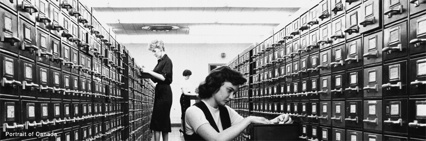 Photo tirée du documentaire Atlas du Canada réalisé en 1959 par Hector Lemieux. Trois femmes classant des documents dans de petits casiers.