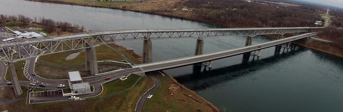 Pont du chenal nord au pont international de la voie maritime à Cornwall, Ontario