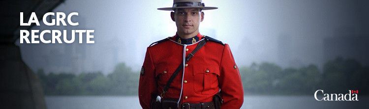 Photo en gros plan d'un officier de la Gendarmerie royale du Canada en uniforme de cérémonie.