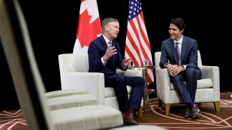 Le premier ministre Justin Trudeau rencontre le gouverneur John Hickenlooper du Colorado pendant la rencontre estivale de la National Governors Association, à Providence, au Rhode Island