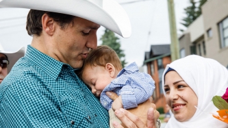 Le premier ministre Trudeau rencontre Justin-Trudeau Adam Bilal, fils de nouveaux arrivants syriens, à un petit déjeuner de pancakes, à Calgary