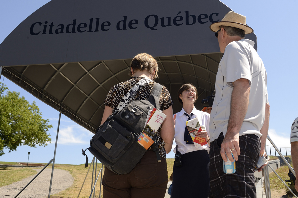 Guide greeting visitors at the entrance of the Citadelle © OSGG-BSGG 2014