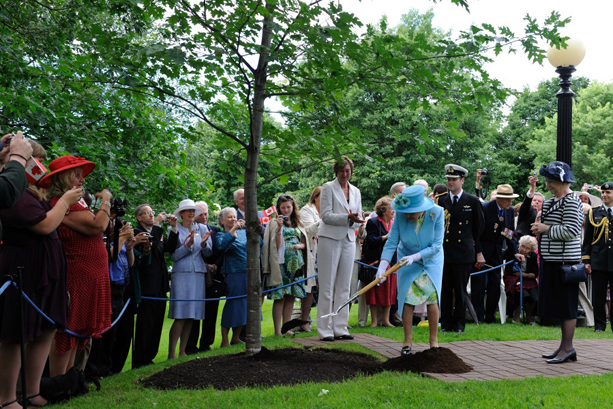 Sa Majesté la reine Elizabeth II plante son cinquième arbre sur le domaine de Rideau Hall, un chêne rouge, durant sa plus récente Tournée royale au Canada, en 2010. 
Cplc Dany Veillette, 2010 / Rideau Hall, GG2010-0352-002