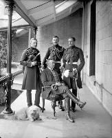 Le comte de Minto, gouverneur général du Canada (1898 à 1904), avec ses aides de camp. Date : Mai 1899. Photographe : William James Topley. Référence : Bibliothèque et Archives, PA-028067.
