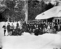 Le marquis de Lansdowne et ses invités lors d’une partie de patinage à Rideau Hall. Date : Mars 1886. Photographe : William James Topley. Référence : Bibliothèque et Archives Canada, PA-027078.