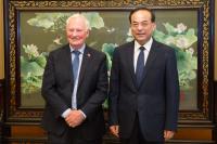 Plus tard au courant de la journée, Son Excellence a rencontré M. Sun Zhengcai, secrétaire du Parti de Chongqing, pour envisager des façons d’élargir et d’approfondir la coopération entre le Canada et Chongqing. 
