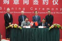 Dans le même établissement, le gouverneur général et M. Stewart Beck, Président et chef de la direction de la Fondation Asie Pacifique du Canada ont assisté à la signature d’une entente commerciale entre TRU Simulation + Training Inc. et China Express Airlines.