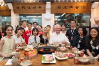 En soirée, le gouverneur général a participé à un dîner hotpot avec un groupe de jeunes étudiants chinois qui s’apprêtent à fréquenter des universités canadiennes à l’automne.