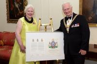 L’honorable Elizabeth Dowdeswell, lieutenante-gouverneure de l'Ontario, a aussi reçu ses nouvelles armoiries. 