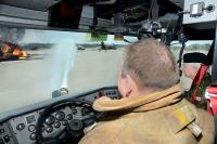 Son Excellence a aussi visité l'un des secteurs d'entraînement de pompiers le plus extensif au Canada, où il a eu la chance d'éteindre un feu d'aéronef simulé. 