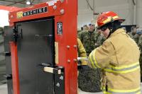 Pendant sa visite à l’École des pompiers et de la défense CBRN des Forces canadiennes, Son Excellence a participé à un exercice d'entraînement.