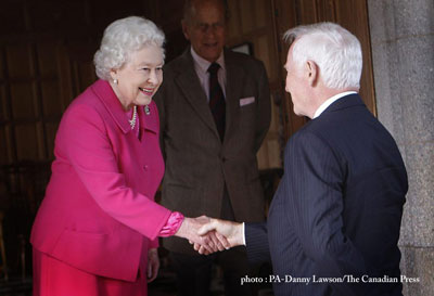 Le gouverneur général désigné David Johnston en compagnie de Sa Majesté la Reine et de Son Altesse Royale le duc d'Édimbourg au château de Balmoral en Écosse, le 5 septembre 2010.