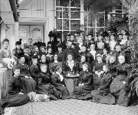 Lord et Lady Aberdeen reçoivent à Rideau Hall le Conseil national des femmes du Canada.  Date : Octobre 1898. Photographe : William James Topley. Référence : Bibliothèque et Archives Canada, PA- 028034.
