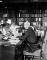 Le comte Grey, gouverneur général du Canada (1904 à 1911), dans son bureau à Rideau Hall. Date : Juin 1909. Photographe : William James Topley. Référence : Bibliothèque et Archives Canada, PA-042405.