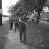 Hommes à l'extérieur de l'Annexe d'Immigration sur chemin Marginal, 1965.
