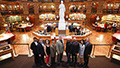 Photo de groupe des laurats nationaux de 2015 pour l'excellence dans l'enseignement dans la Bibliothque du Parlement