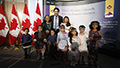 Le premier ministre Justin Trudeau avec des membres du Ottawa Inuit Children's Centre