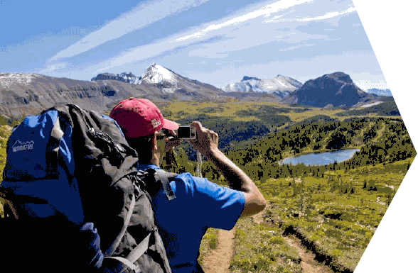 Photo contient un randonneur prenant une photo au Parc national Banff