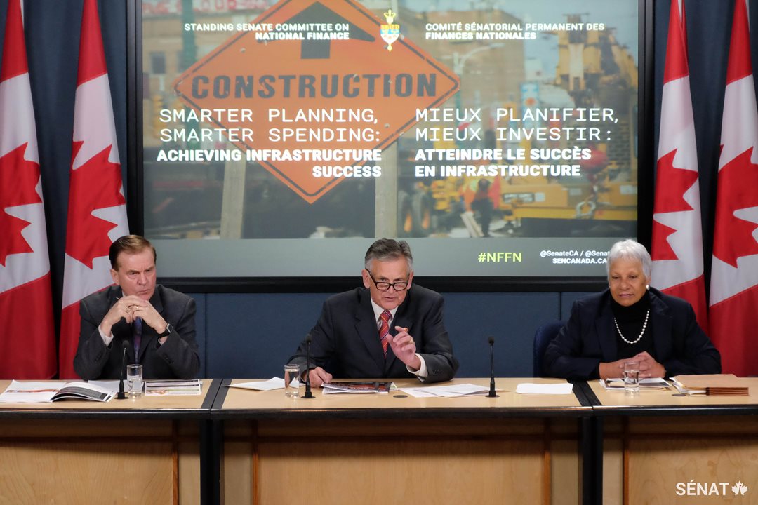 Senator Smith, flanked by senators Percy Mockler and Anne C. Cools, answers questions from journalists at the report launch for the Senate Committee on National Finance’s study on the federal government’s infrastructure program in Ottawa in February 2017.