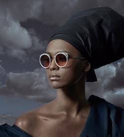 Une femme afro-américaine, très glamour, avec une paire de lunette design. 