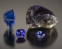 Spécimens de deux minéraux et de deux gemmes taillées. 