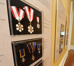 D’authentiques insignes et médailles peuvent être admirées, dont la Croix de Victoria, l’Ordre du Canada, les Décorations pour actes de bravoure et diverses décorations militaires.