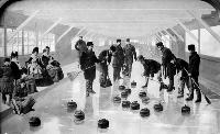 Le comte de Dufferin et ses invités jouent au curling à Rideau Hall. Date : Années 1870. Photographe : William James Topley. Référence : Bibliothèque et Archives Canada, PA-008498.