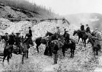 The Earl of Minto visiting J.M. McGillivray’s mine, in the Yukon. Date: 1900.  Photographer: G. G. Murdock. Reference: Library and Archives Canada, PA-022504.