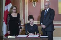 Minister Duncan signed the oath book to formally attest to the swearing-in.
