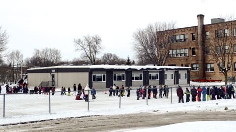 Une cour d'école en hiver avec quelques dizaines d'enfants